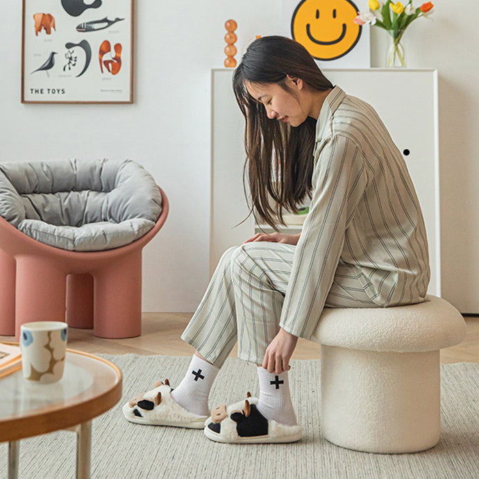 Moderner minimalistischer Zylinder-Hocker in Pilzform aus Sherpa-Fleece und Holz für den Schminktisch im Schlafzimmer 