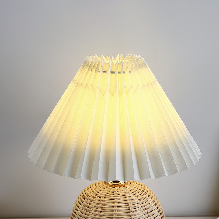 Zeitgenössische nordische Tischlampe aus Rattangewebe mit plissierter konischer Kugel, LED, für Schlafzimmer 
