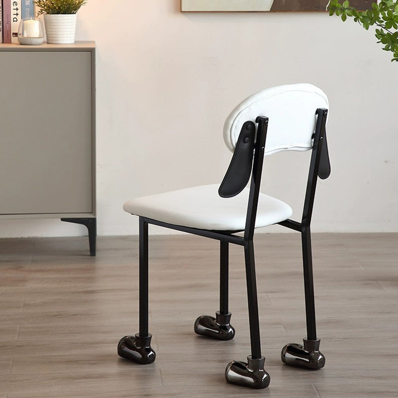 Chaise contemporaine créative en forme de chiot en velours rembourré avec cadre en acier inoxydable, dossier ouvert et sans accoudoirs pour le salon 