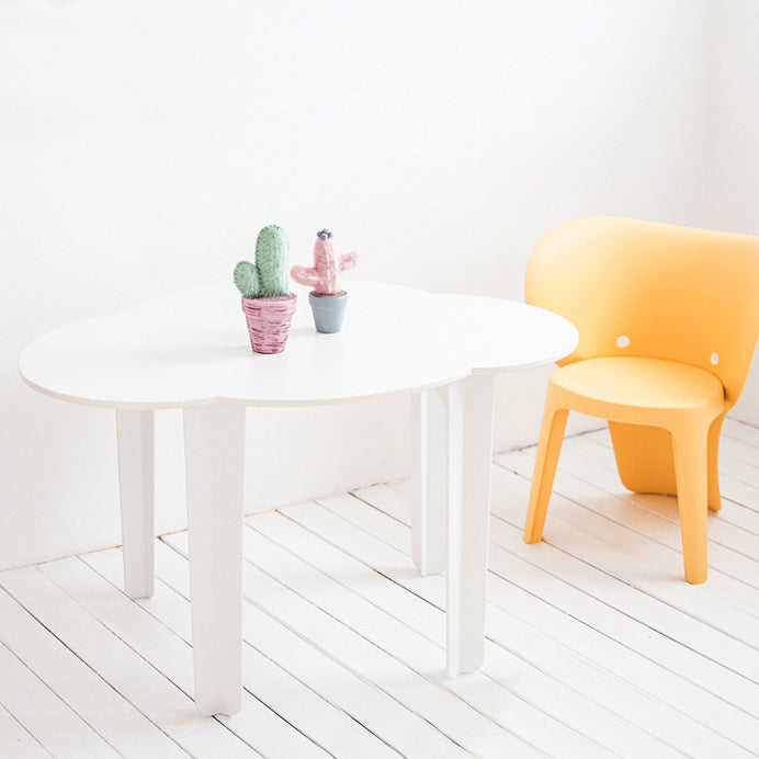 Mesa infantil moderna minimalista de PP con diseño de nube y cuatro patas para sala de estar 