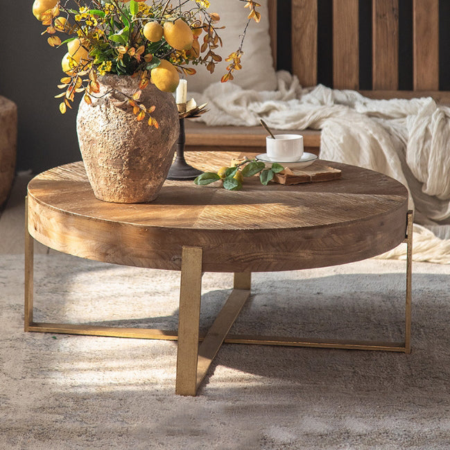 Traditioneller runder Vintage-Couchtisch aus MDF-Holz mit Used-Look und Eisen-Kreuzbeinen für das Wohnzimmer 