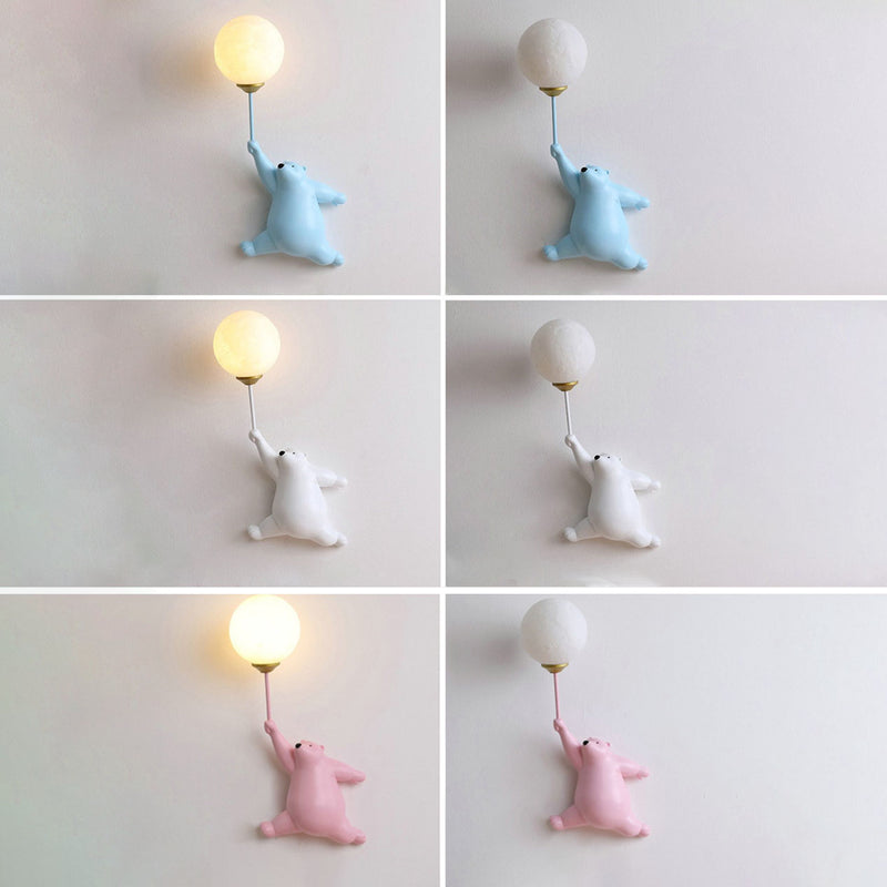 Zeitgenössische kreative Bärenharzglas 1-Licht-Wandleuchte für das Schlafzimmer 