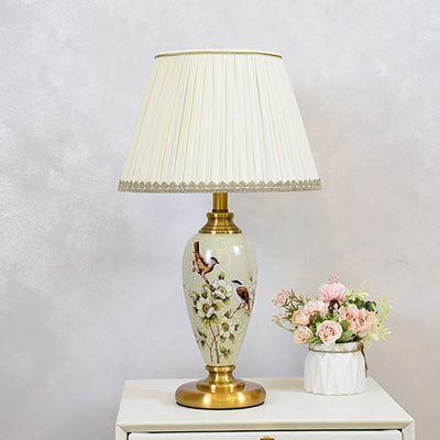Traditionelle chinesische Vogel- und Blumenzylinder-Hardware-Keramikgewebe-1-Licht-Tischlampe für Schlafzimmer 