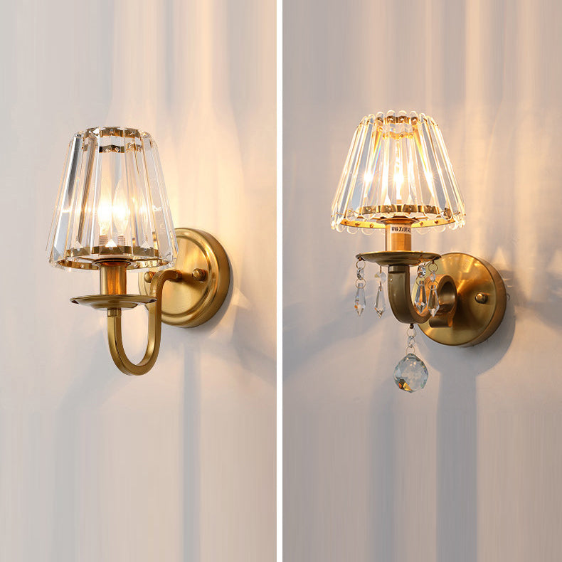 Applique murale contemporaine de luxe avec cadre finition dorée et abat-jour en cristal à 1 lumière pour salon 
