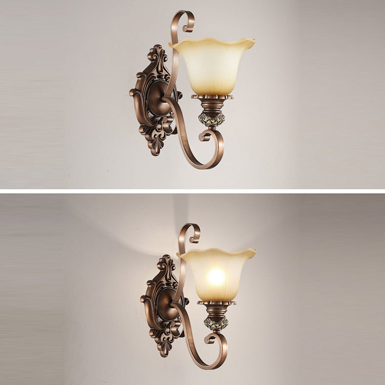 Traditionelle rustikale Milchglas-Blumenschirm-Eisen-Harz-1/2-Licht-Wandleuchter-Lampe für Schlafzimmer 