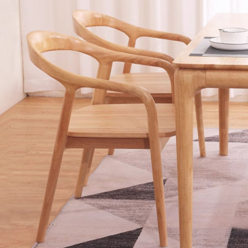 Moderner minimalistischer Esszimmerstuhl mit gebogenem Rahmen aus Kautschukholz, Baumwoll-Leinen-Bezug, Rückenlehne und Armlehnen für das Esszimmer 