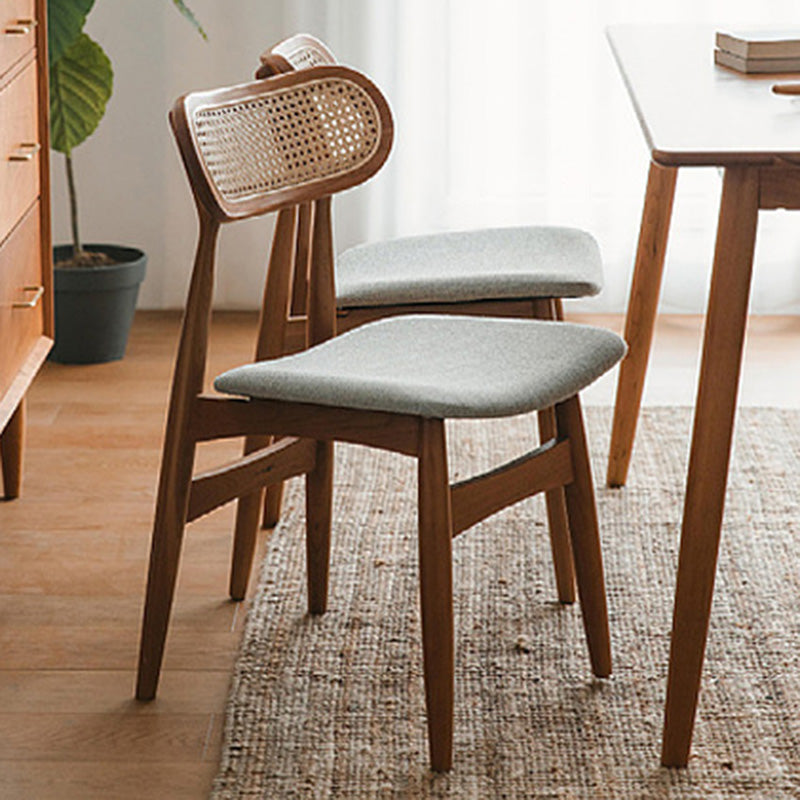 Chaise de salle à manger traditionnelle japonaise en simili cuir carré avec dossier et pieds évasés en bois pour salle à manger 