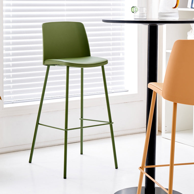 Taburete cuadrado minimalista moderno de cuero PU con respaldo y reposapiés de barra de hierro para comedor 