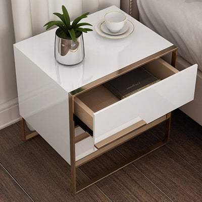 Table de nuit moderne en bois massif cubique avec cadre en acier inoxydable à 2 tiroirs pour chambre 