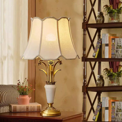 Zeitgenössische Luxus-Stoffschirm Jade Alle Kupfer geschnitzte Basis 1-Licht Tischlampe für Home Office 