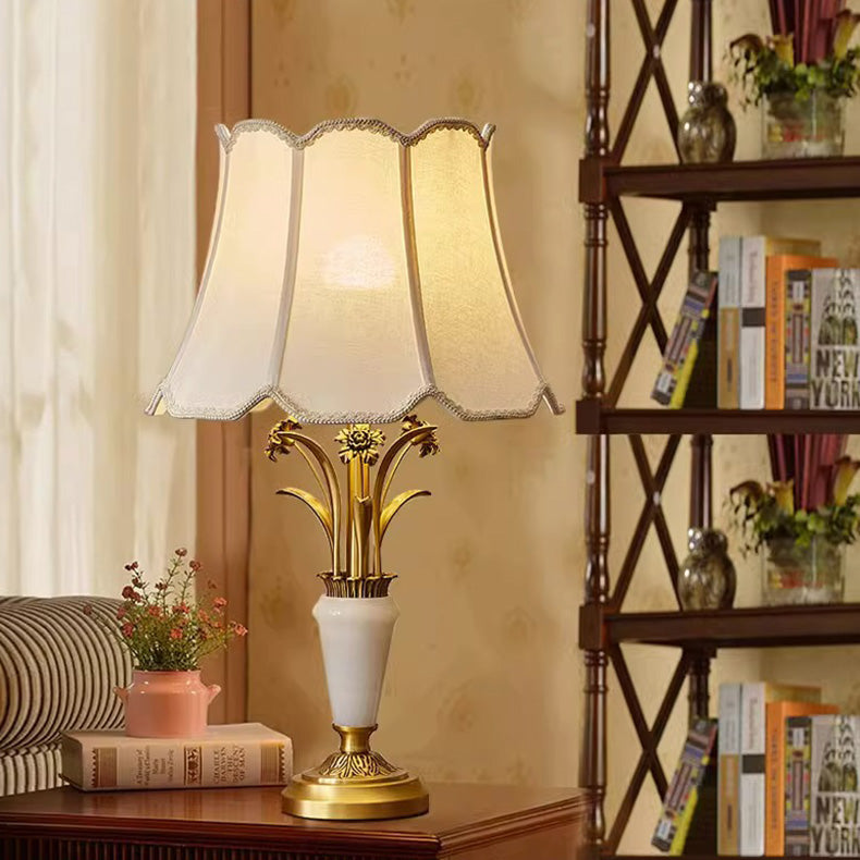 Zeitgenössische Luxus-Stoffschirm Jade Alle Kupfer geschnitzte Basis 1-Licht Tischlampe für Home Office 