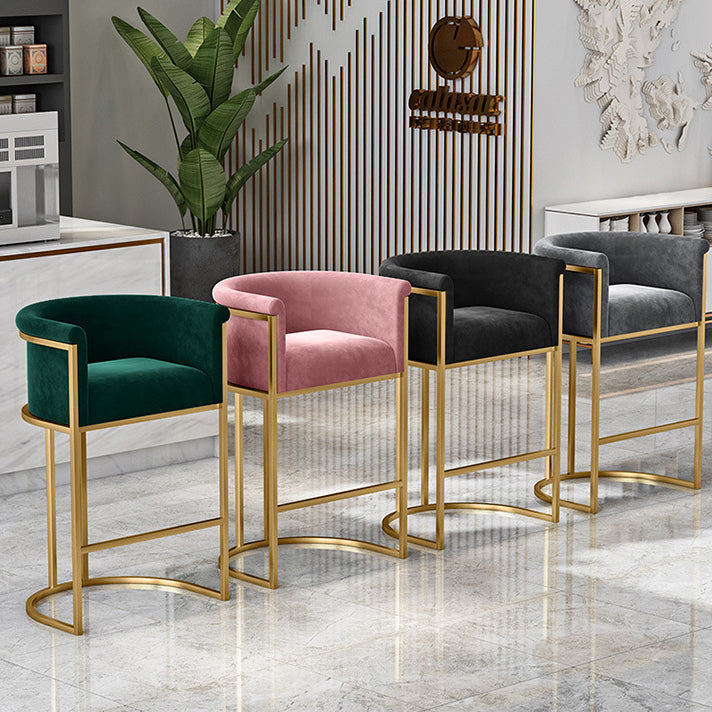 Tabouret de bar contemporain nordique carré à demi-rond en velours et fer avec dossier et accoudoirs pour salle à manger 