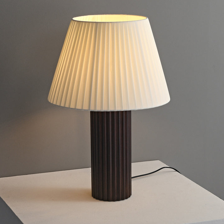Lámpara de mesa de 1 luz de cilindro retro contemporáneo de madera plisada y tela con latón para mesita de noche 