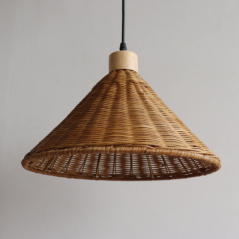 Moderne skandinavische Pendelleuchte mit Rattangeflecht, Eisen und Holz in Kegelform, 1-flammig, für das Wohnzimmer 