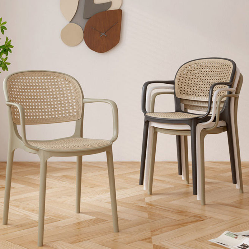 Chaise de salle à manger contemporaine nordique carrée en plastique imitation rotin avec dossier et accoudoirs pour salle à manger 