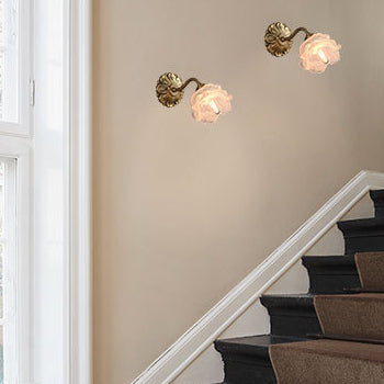 Lámpara de Aplique de Pared de 1 Luz con Cilindro de Flores Tradicionales Francesas y Bola de Cobre y Vidrio para la Mesita de Noche 