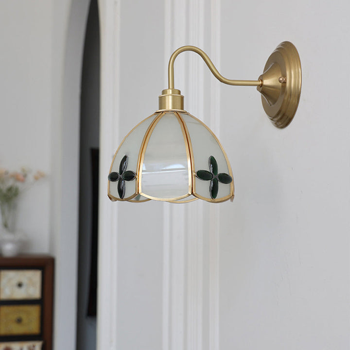 Applique murale moderne Art Déco en laiton avec abat-jour rond en verre à trèfle à quatre feuilles, 1 lumière pour chambre à coucher 
