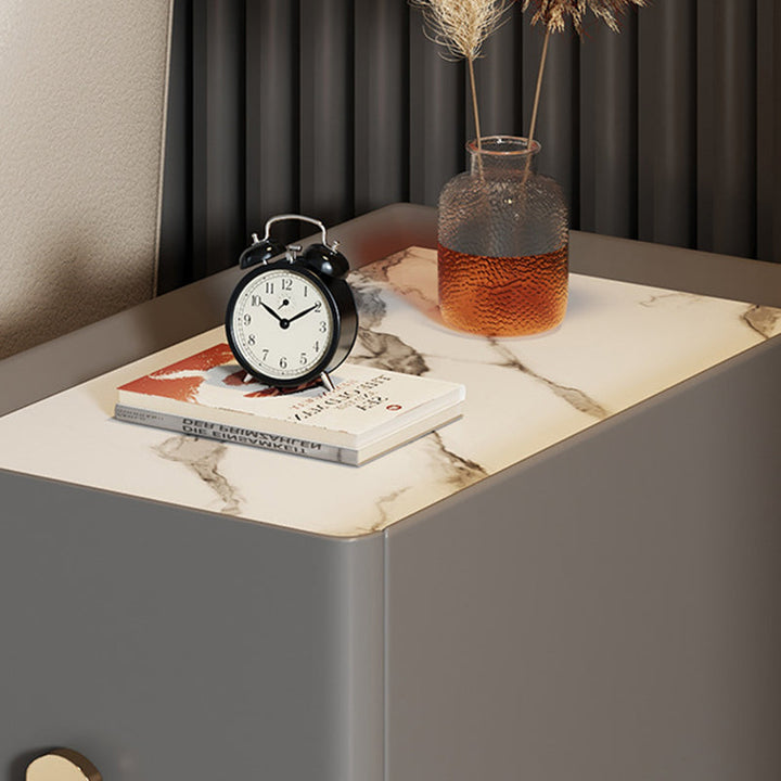 Moderner skandinavischer rechteckiger Nachttisch mit Tischplatte aus Steinplatte, MDF, Massivholz und Edelstahl, 2 Schubladen, für das Schlafzimmer 