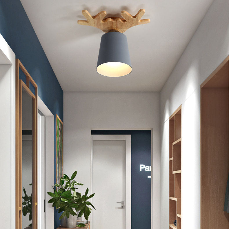 Moderne minimalistische Geweih-Massivholz-Eisen 1-Licht-Deckenleuchte für den Flur 
