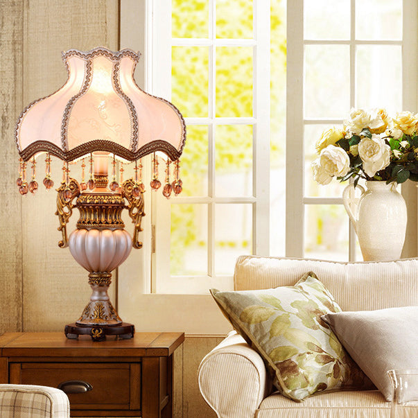 Lampe de table 1 lumière en résine avec base en tissu pour chambre à coucher, style européen traditionnel 