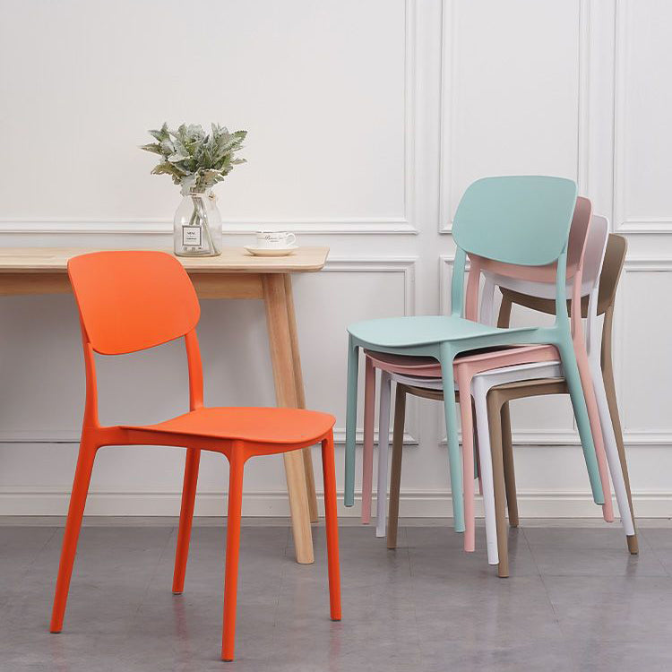 Chaise de salle à manger empilable carrée en plastique macaron nordique contemporain avec dossier ouvert pour salle à manger 