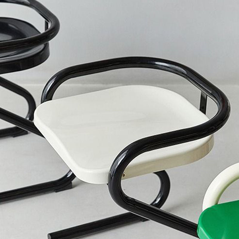 Chaise de salle à manger moderne mi-siècle avec cadre incurvé en plastique ABS et métal, dossier et accoudoirs 