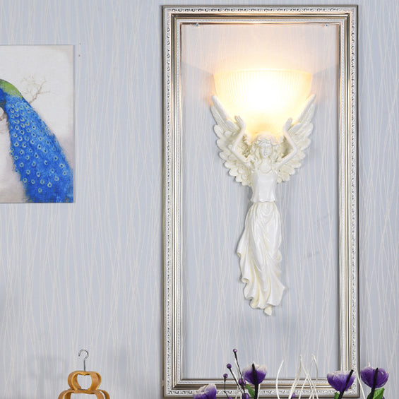 Traditionelle europäische Harzglas-Engelsstatue 1-flammige Wandleuchte für Wohnzimmer 