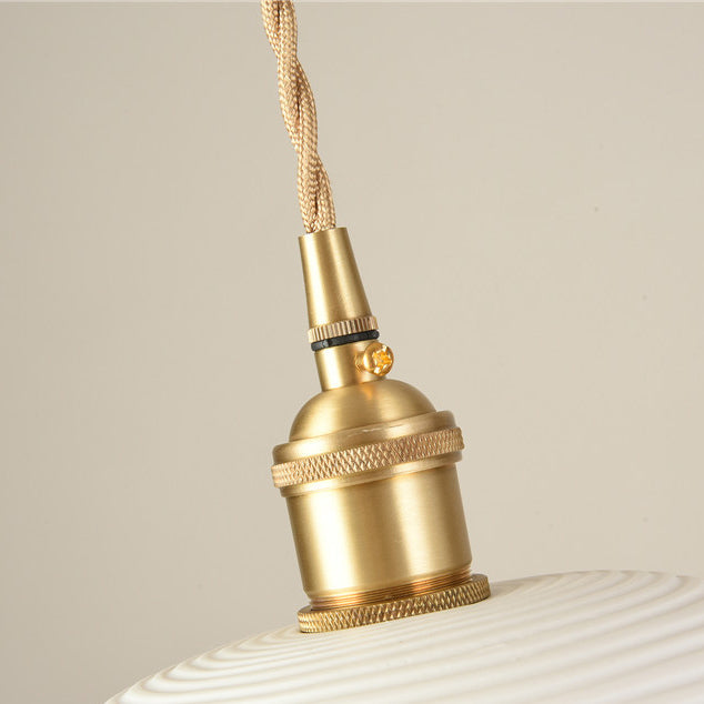 Lustre suspendu en céramique à rayures cylindriques irrégulières nordiques contemporaines avec cuivre et 1 lumière pour salon 