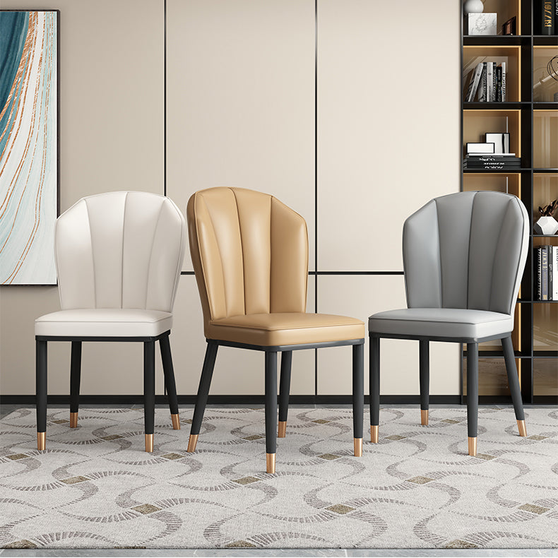 Chaise de salle à manger avec dossier en cuir moderne de luxe en acier au carbone et éponge, coque carrée pour salle à manger 