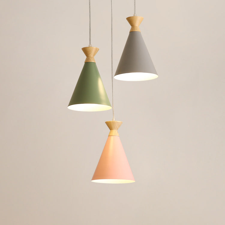 Zeitgenössische kreative Macaron Kegel Horn Hardware Gummi Massivholz 1-Licht Anhänger für Wohnzimmer 