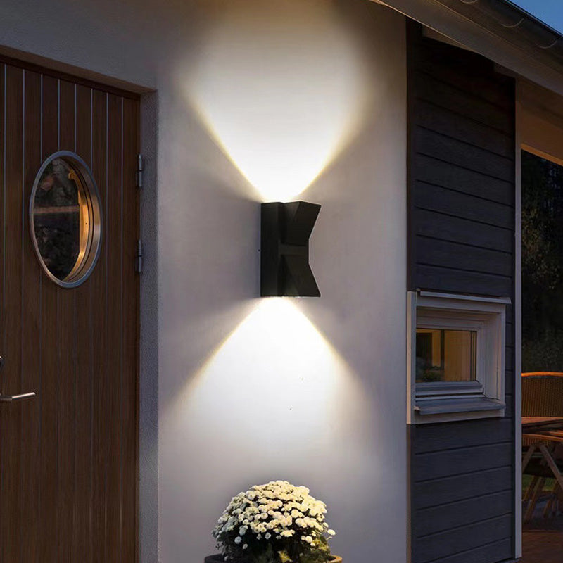 Lampe murale LED extérieure en aluminium rectangulaire triangulaire imperméable à la simplicité moderne pour le jardin 