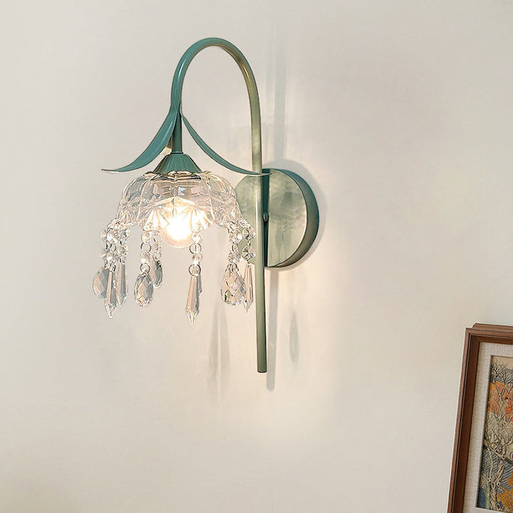 Applique murale contemporaine créative en fer avec abat-jour en verre en forme de fleur de lotus et cristal à 1 lumière pour salon 