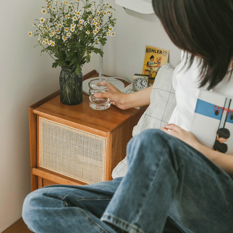 Table de chevet contemporaine rétro carrée en bois massif à 2 tiroirs pour chambre 