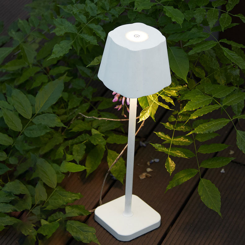 Zeitgenössische nordische Einfachheit Metall Pilz LED Tischlampe für das Schlafzimmer 