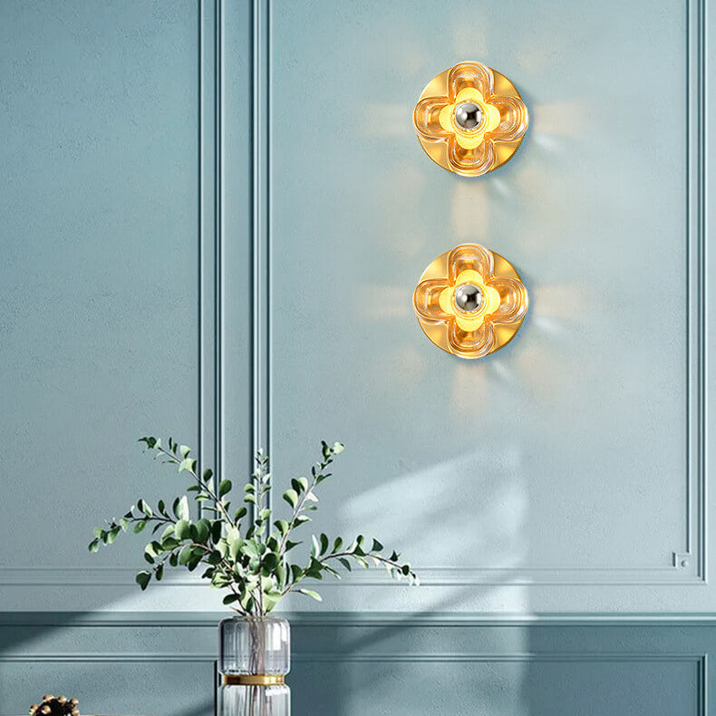 Moderne minimalistische runde quadratische Kleeblatt-Kupferglas-1-Licht-Wandleuchte für Schlafzimmer 