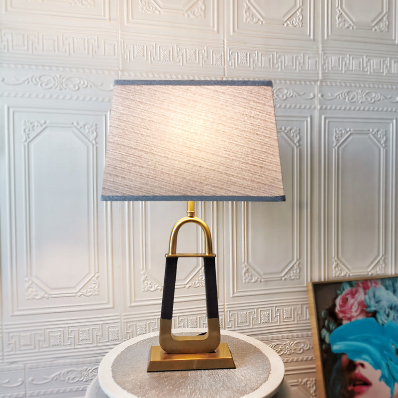 Lámpara de mesa moderna minimalista rectangular de metal y cuero con 1 luz para dormitorio 