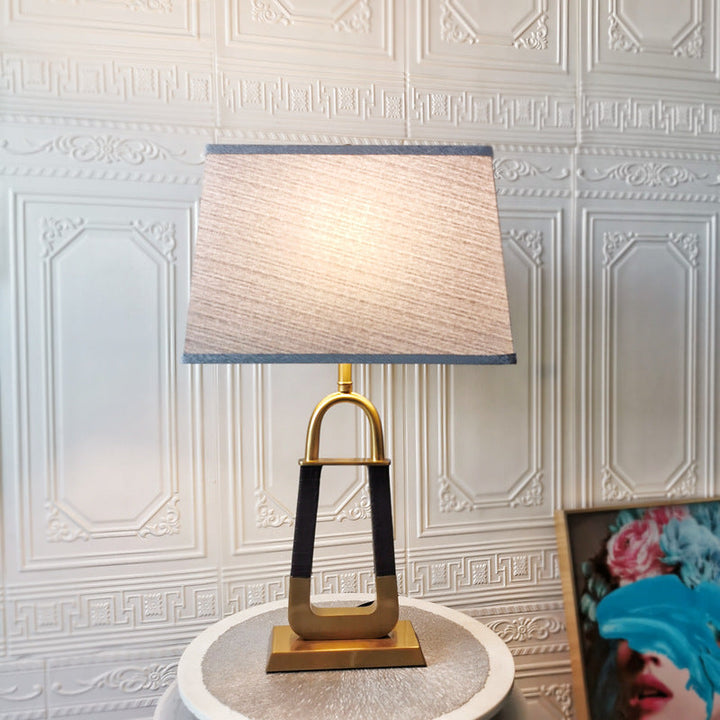 Lámpara de mesa moderna minimalista rectangular de metal y cuero con 1 luz para dormitorio 