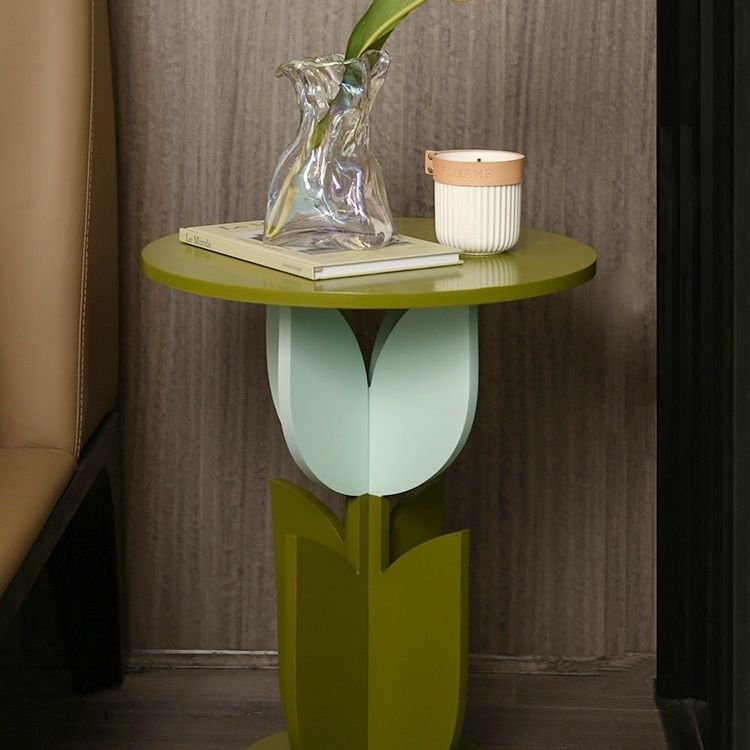 Table basse de salon contemporaine avec plateau en verre ondulé et design tulipe 
