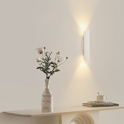 مصباح حائط LED من الألومنيوم والحديد بأسطوانة مخططة بتصميم حديث وبسيط لغرفة النوم 