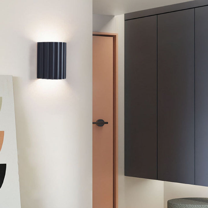 Aplique de pared de resina con rayas verticales en forma de medio cilindro minimalista moderno de 2 luces para sala de estar 