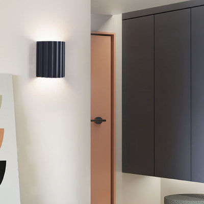 Applique murale moderne minimaliste à rayures verticales en résine à demi-cylindre 2 lumières pour salon 