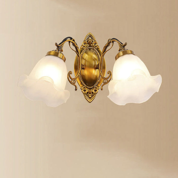 Traditionelle europäische Eisenglas-Blumen-2-Licht-Wandleuchter-Lampe für Wohnzimmer 