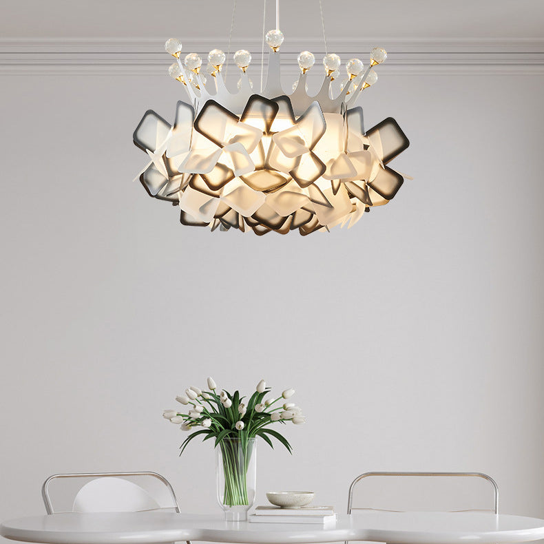 Zeitgenössische kreative Hardware Crown Decor PVC Petal Shade LED Pendelleuchte für Wohnzimmer 