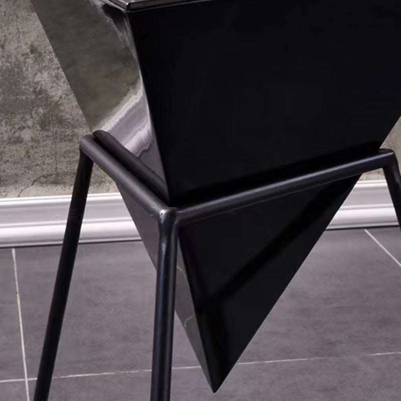 Zeitgenössischer nordischer Dreieck-Pyramiden-Glas-Schiefer-Metall-Beistelltisch für das Bett 