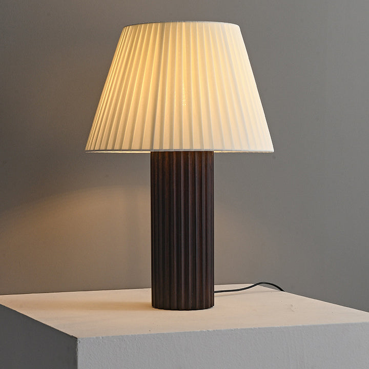 Lámpara de mesa de 1 luz de cilindro retro contemporáneo de madera plisada y tela con latón para mesita de noche 
