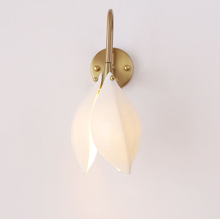 Zeitgenössische Retro-Keramik-Magnolienblumenform Eisenrahmen 1-Licht Wandleuchte für Schlafzimmer 