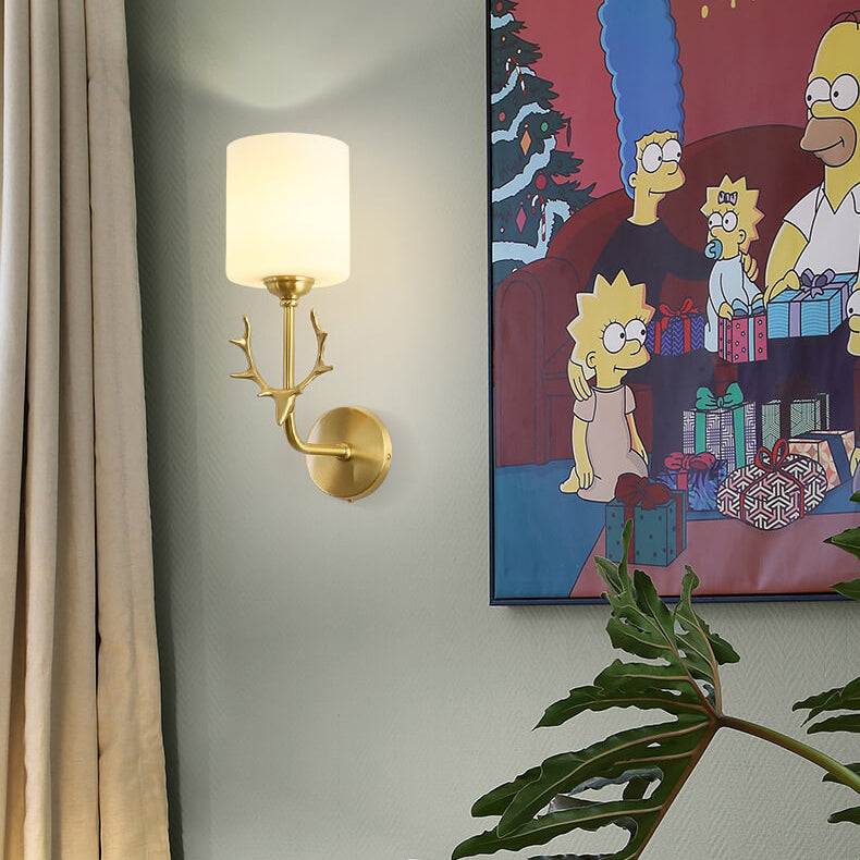 Zeitgenössische skandinavische Glaszylinder-Geweih-Kupfer-1-Licht-Wandleuchterlampe für Wohnzimmer 