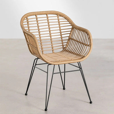 Chaise à dossier et accoudoirs en rotin tissé traditionnel avec base en fer pour terrasse extérieure 