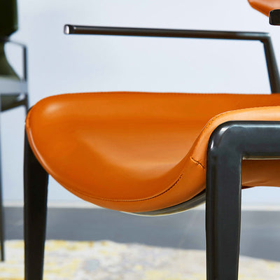 Chaise de salle à manger moderne en cuir PU à surface carrée incurvée avec dossier et accoudoirs en acier inoxydable pour salle à manger 