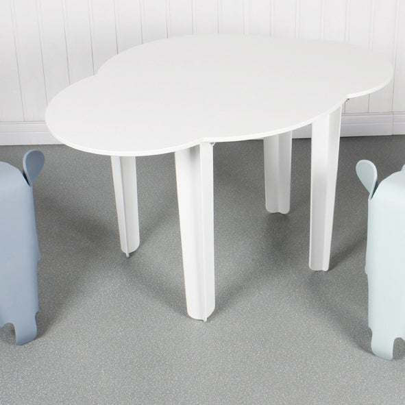 Mesa infantil moderna minimalista de PP con diseño de nube y cuatro patas para sala de estar 